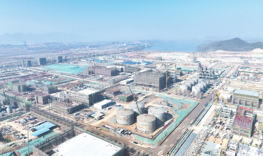 星空体育：强县工程看黄冈 2024新答卷 强链壮群挺起“硬脊梁” ——以产业集中高质量发展推进新型工业化的黄冈探索(图2)