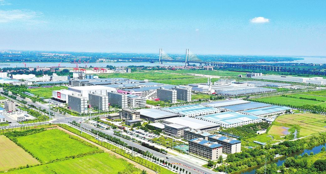 星空体育：强县工程看黄冈 2024新答卷 强链壮群挺起“硬脊梁” ——以产业集中高质量发展推进新型工业化的黄冈探索(图1)