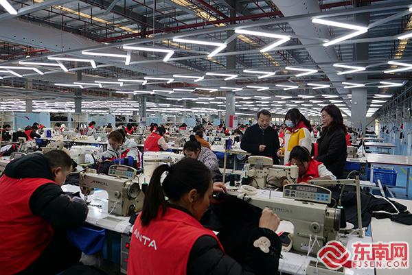 长汀纺织服装产业复工复产忙 全力冲刺“开门红”(图2)