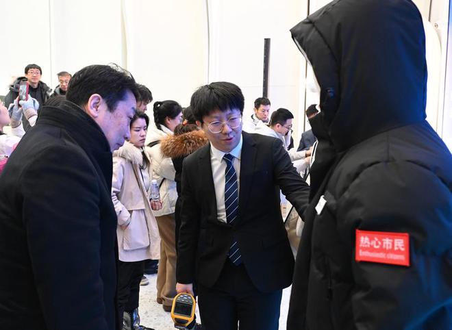 星空体育：赋能文旅 助力亚冬 哈工大学生科创团队发布2024-2025冰雪季多款智能温控服饰新品(图2)