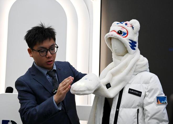 星空体育：赋能文旅 助力亚冬 哈工大学生科创团队发布2024-2025冰雪季多款智能温控服饰新品(图3)