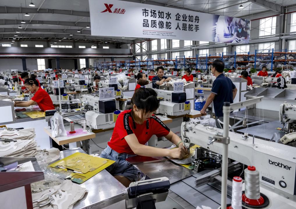 中国经济样本观察·“镇”了不起｜超10亿双！一双鞋“踩”出500亿元大产业(图2)