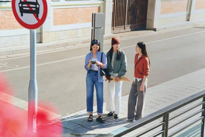 星空体育：当优衣库遇上蛇年春节打出了一张「反套路」牌(图2)