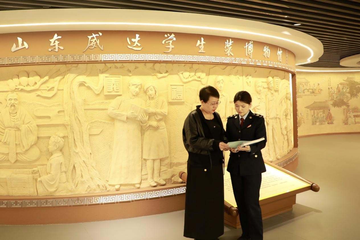青岛：“春风税语”打开博物馆里的“校服记忆”(图1)
