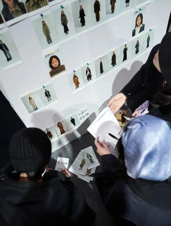 星空体育：服装好看不好卖？优秀的「服装商品企划」需要解决消费者选购的6大矛盾心理！(图1)