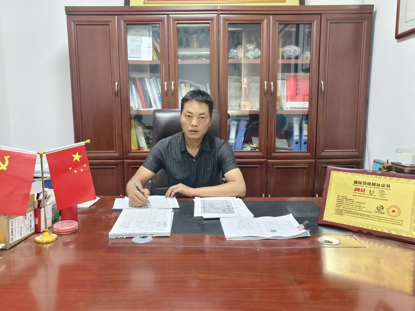 星空体育平台：从缝纫匠到乡村振兴领航者：焦龙飞的“三产融合”共富传奇(图1)