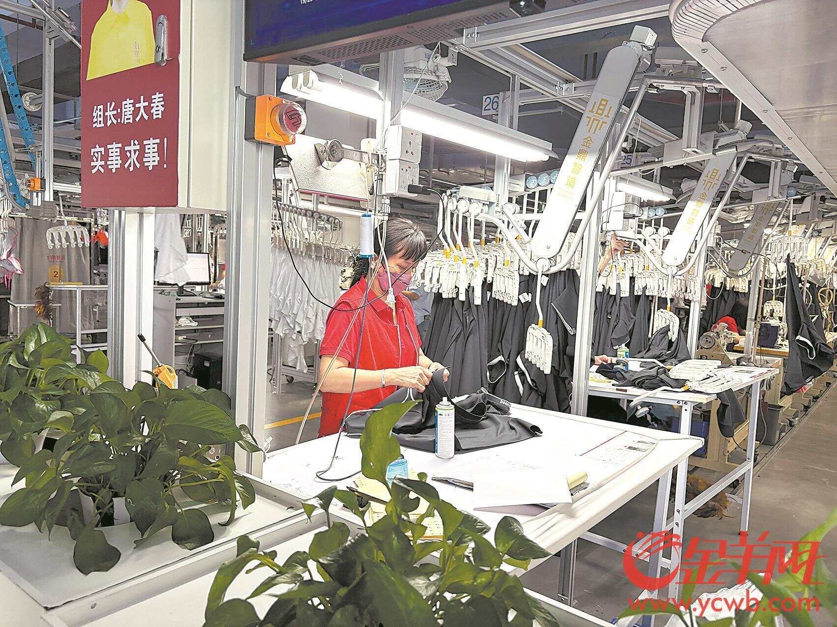 星空体育平台:这家服装企业将全自动流水线搬进五星级写字楼——吸引Z世代工人进厂的秘密(图1)