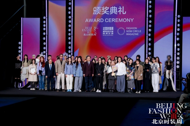 星空体育平台：17位新锐设计师亮相AW2025北京时装周青年设计师扶持计划专场秀(图1)