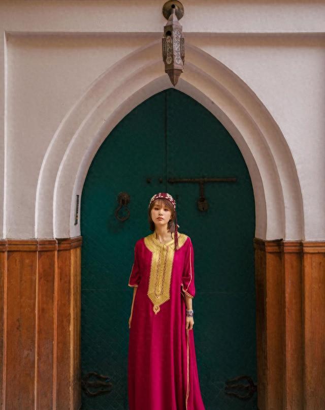 王子文在国外度假穿得真美！玫红色连衣裙配民族风帽子时尚俏皮(图1)