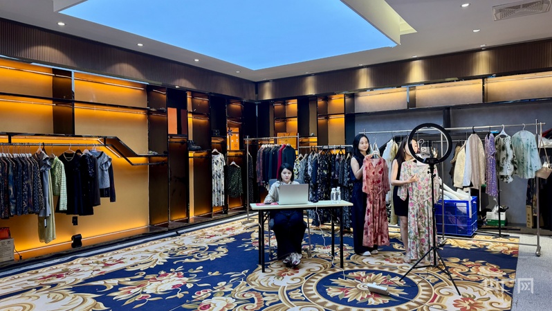 星空体育平台：高质量发展看中国 传统服装产业“织”出全球新丝路(图3)