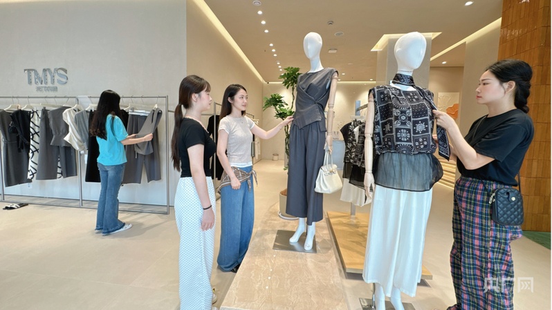 星空体育平台：高质量发展看中国 传统服装产业“织”出全球新丝路(图5)