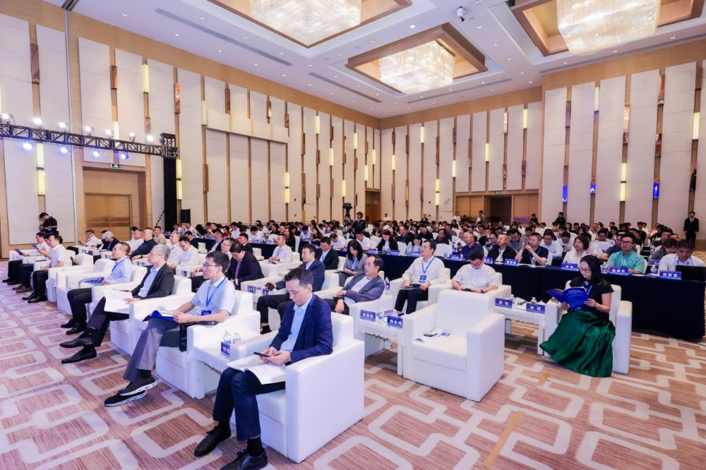 AI织新·智启未来！2025首届中国纺织服装人工智能大会重磅举行(图1)