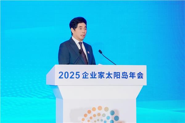 波司登高德康出席企业家太阳岛年会 新质生产力领航冰雪经济浪潮(图2)