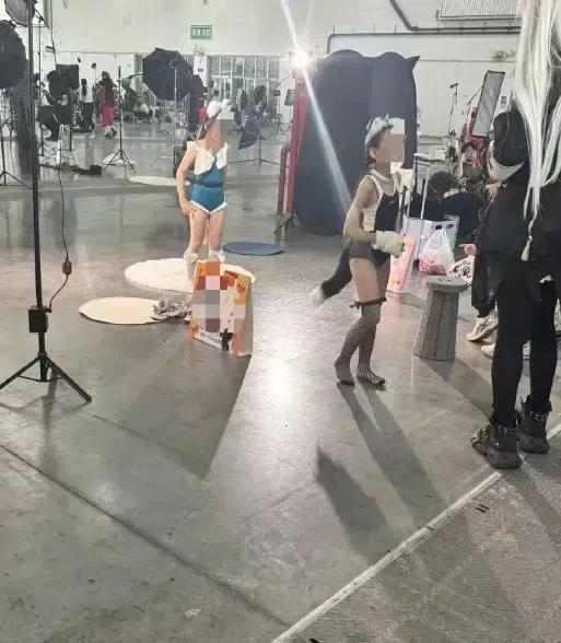 连体衣加丝袜！漫展2女童被指衣着暴露直播 现场曝光家长全程在场(图6)