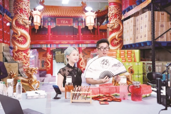 盘龙柱下泡乌龙 中国茶靠“中式直播”海外走红(图1)