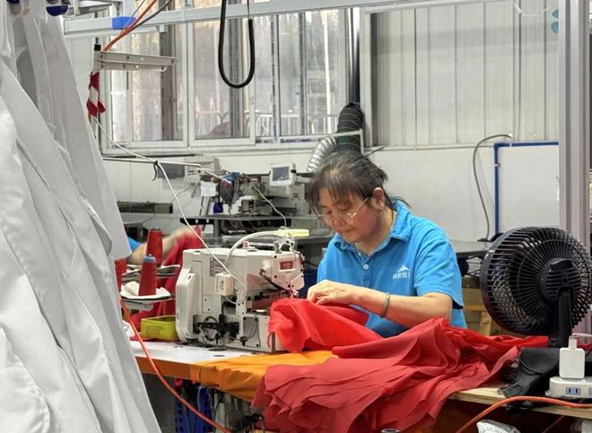 简阳服装“智”造背后的幸福账单(图1)