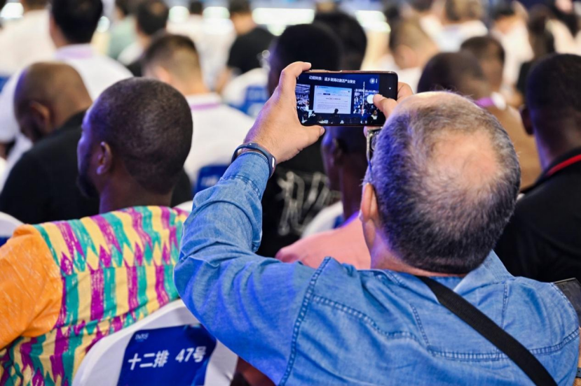 AI赋能打造千亿级纺织服装产业新高地——“天门衣尚 智绘全球”2025天门服装电商产业大会圆满举行(图14)