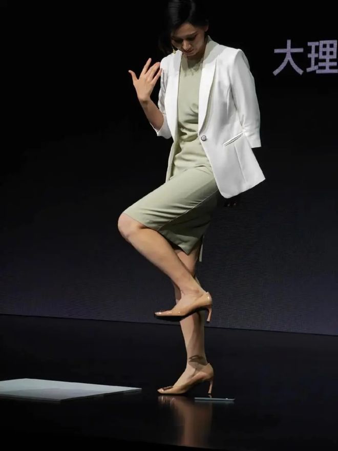 星空体育平台：5999元起！史上最薄iPhone登场小米卢伟冰：苹果牙膏挤爆了；戴尔中国区大裁员补偿N+3；尊界紧急动员办公室成员支援产线丨雷峰早报(图4)