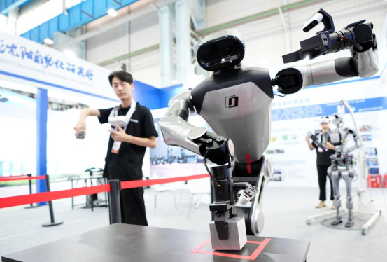 数智引擎驱动产业跃迁新程——2025全球工业互联网大会观察(图1)