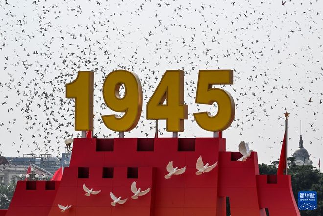 星空体育平台：霍震霆与儿子们齐聚北京观看阅兵霍启刚发长文：强大的军队向世界展示了我国的底气(图2)