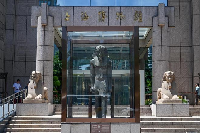 矗立上博门口400多天埃及法老巨像告别上海(图1)