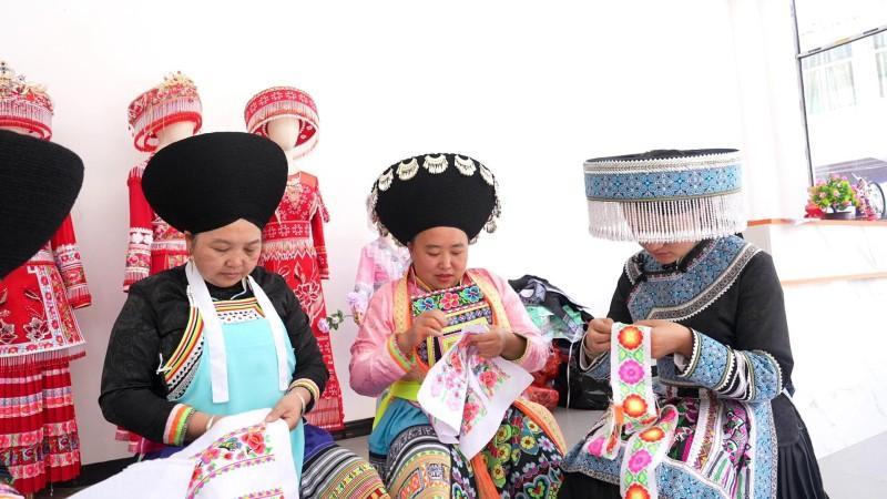 筠连县：传统与创新结合 “绣”出发展新画卷(图2)