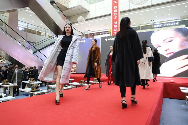 张家口阳原裘皮“换装”：环保新赛道闯出冷冬暖流(图3)