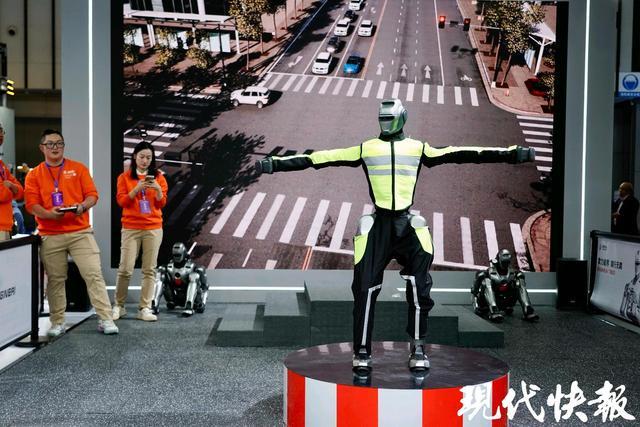 能写诗、能跳舞……2025世界智能制造大会上演机器人技能大PK(图5)