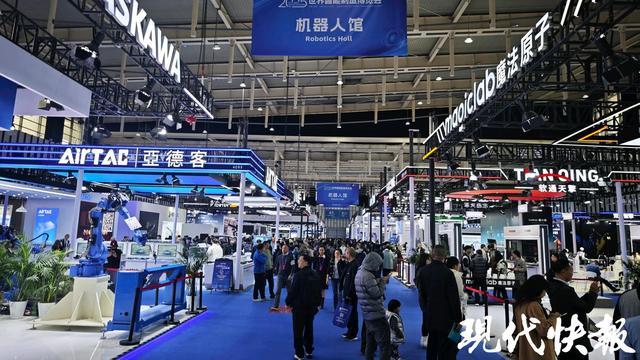 能写诗、能跳舞……2025世界智能制造大会上演机器人技能大PK(图2)