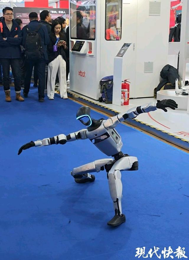 能写诗、能跳舞……2025世界智能制造大会上演机器人技能大PK(图3)