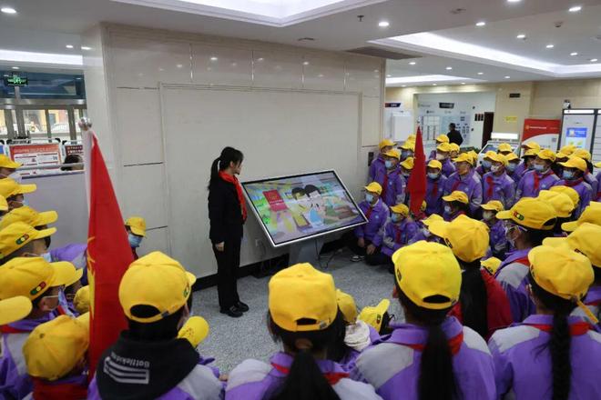 星空体育平台：红领巾学宪法！宁陕法院开放日解锁少年法治新课堂(图2)