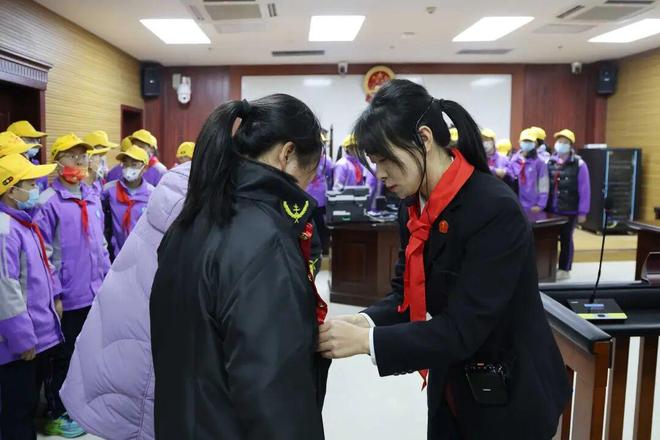 星空体育平台：红领巾学宪法！宁陕法院开放日解锁少年法治新课堂(图4)