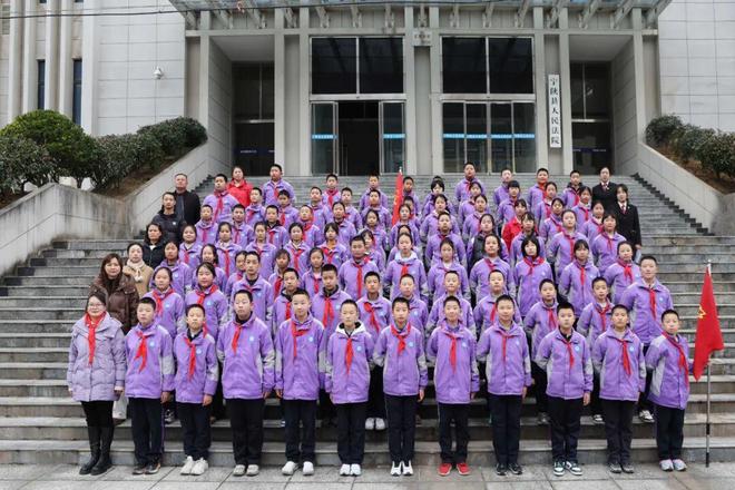 星空体育平台：红领巾学宪法！宁陕法院开放日解锁少年法治新课堂(图1)