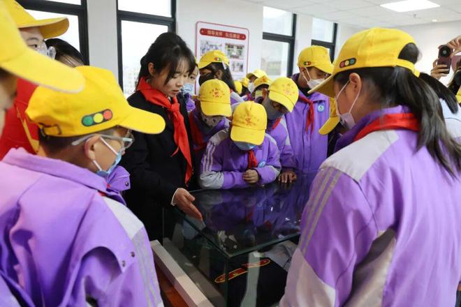 星空体育平台：红领巾学宪法！宁陕法院开放日解锁少年法治新课堂(图6)