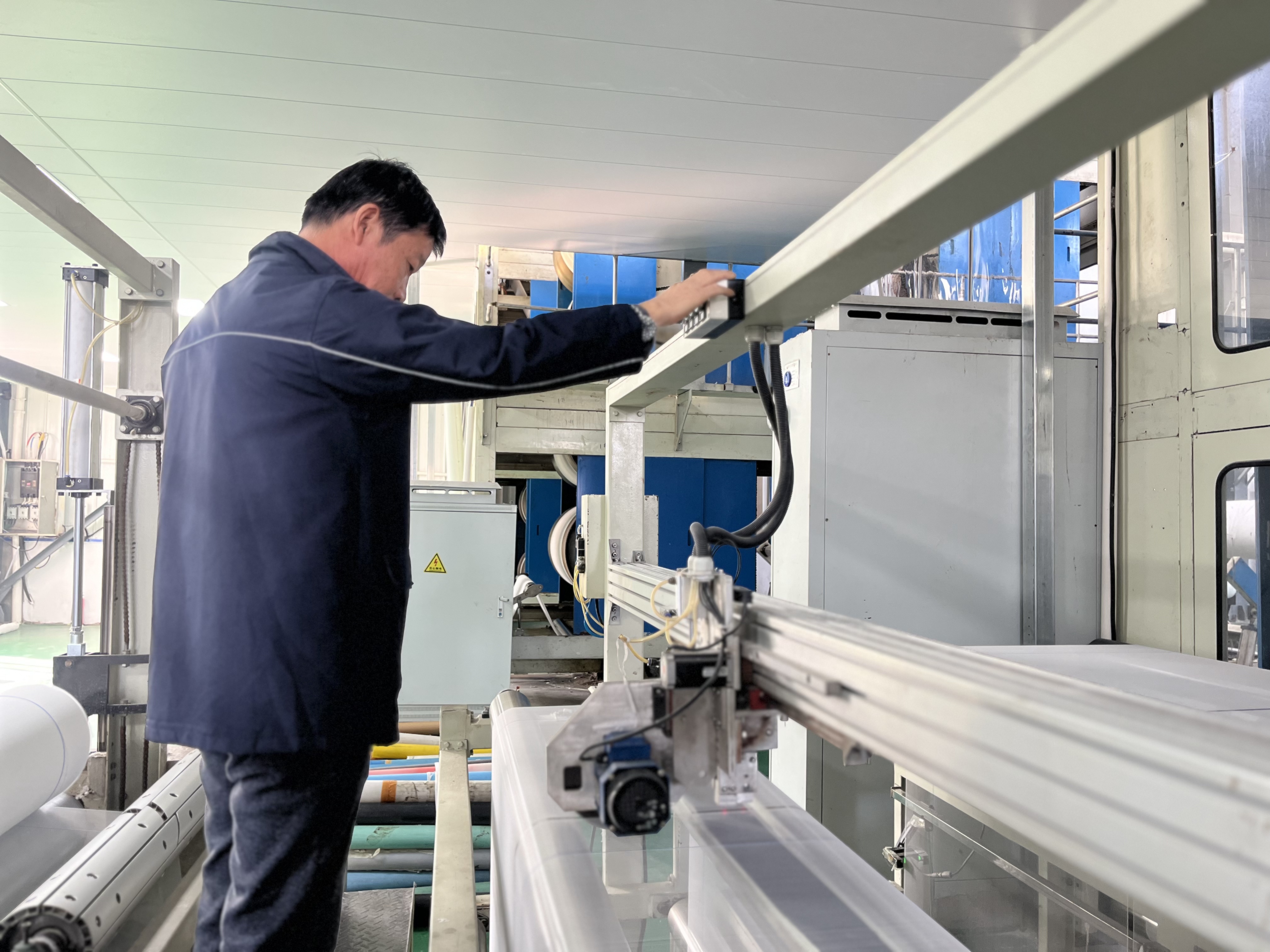 星空体育平台：张金镇：生产线上抢进度 项目建设不减速(图1)