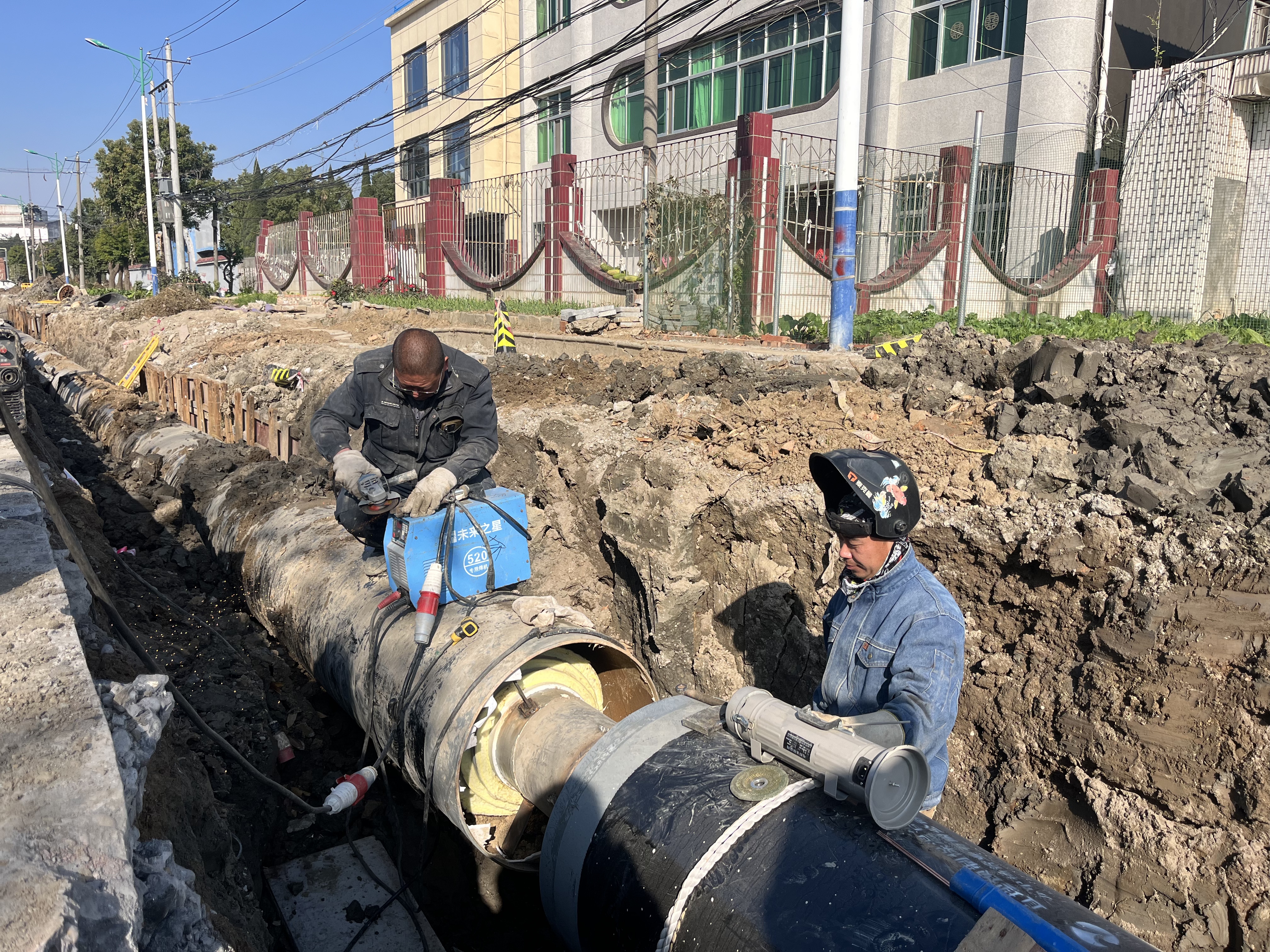 星空体育平台：张金镇：生产线上抢进度 项目建设不减速(图4)