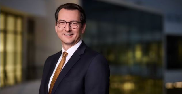 蓝战非回应遭绑架:被剥光衣服拍裸照、收集生物信息不是自导自演;H200芯片获准出口中国美国抽成25%;曝小米高层多人职务调整(图10)