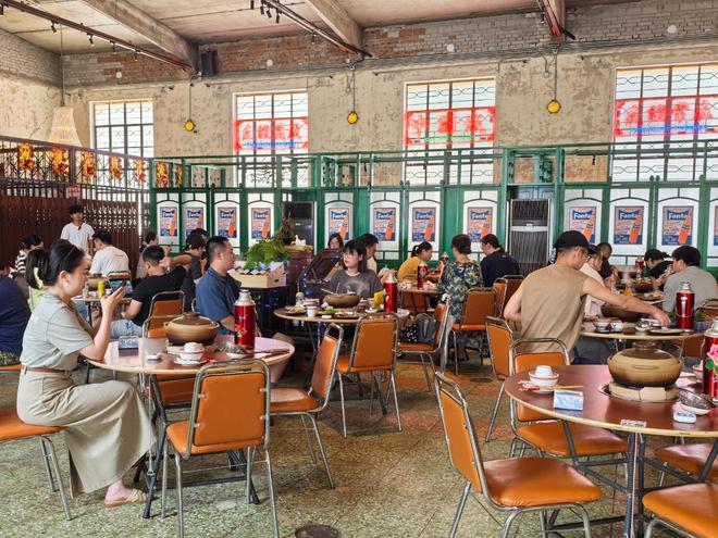 星空体育：年终盘点｜逛老商场成为新潮流 2025年百货业掀起“爆改”潮(图1)