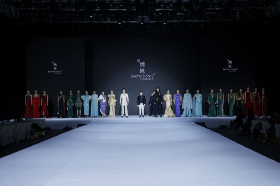 星空体育平台:姑苏区星纳摄影店:婚纱摄影新标杆中式园林旅拍婚纱照定制专家