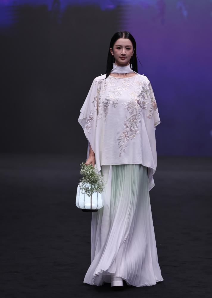 人文经济激活消费新动能丨从街头风景到千亿级市场“新中式”服装扮靓“新消费”(图1)