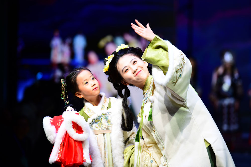 星空体育：人文经济激活消费新动能｜从街头风景到千亿级市场“新中式”服装扮靓“新消费”(图2)