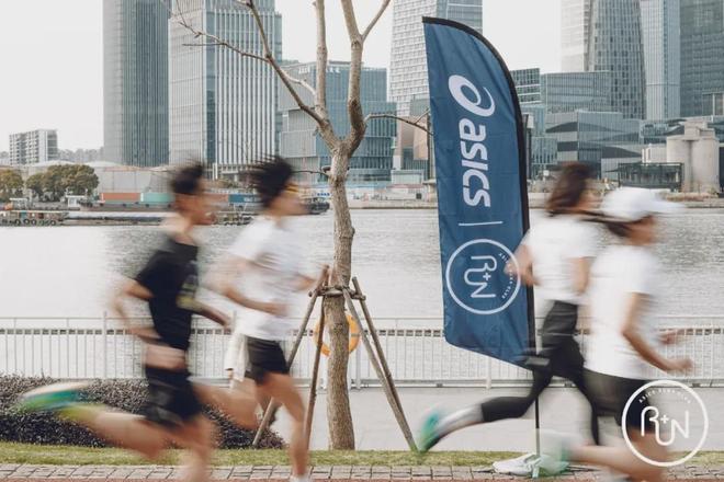 星空体育:一年吸金330亿低调跑鞋卖爆中国(图6)