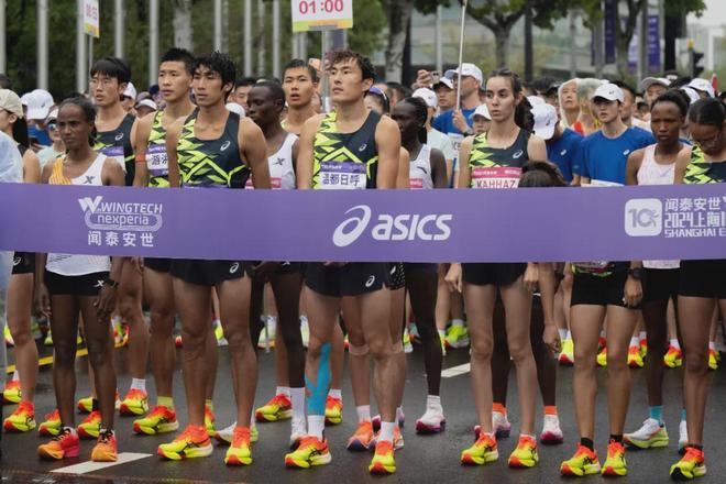 星空体育:一年吸金330亿低调跑鞋卖爆中国(图1)