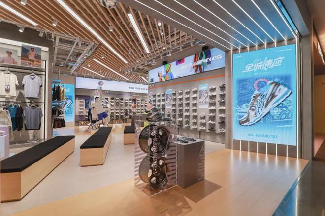 星空体育:一年吸金330亿低调跑鞋卖爆中国(图4)