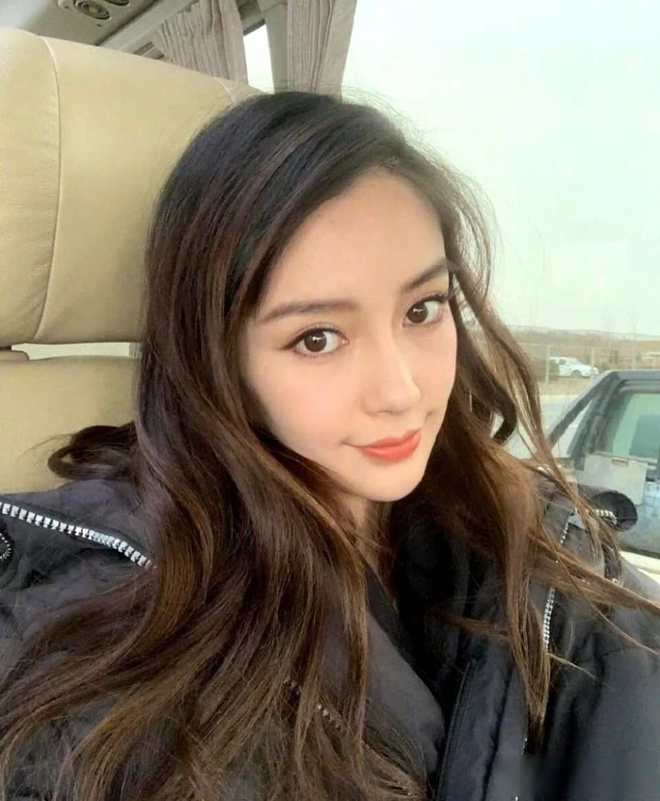 星空体育平台：黄晓明与Baby迪士尼合体带娃！离婚4年两人事业境遇两重天(图1)