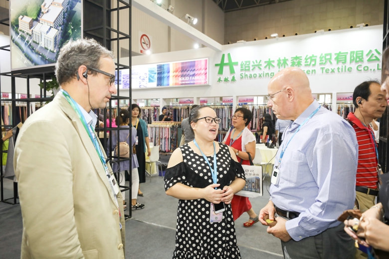 2018首届世界布商大会与会嘉宾走进柯桥纺织产业(图2)