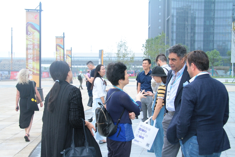 2018首届世界布商大会与会嘉宾走进柯桥纺织产业(图6)