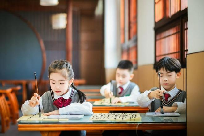 星空体育平台:2026全国两会专题苏美达伊顿纪德:执人文之笔绘就校服产业发展新图景(图2)