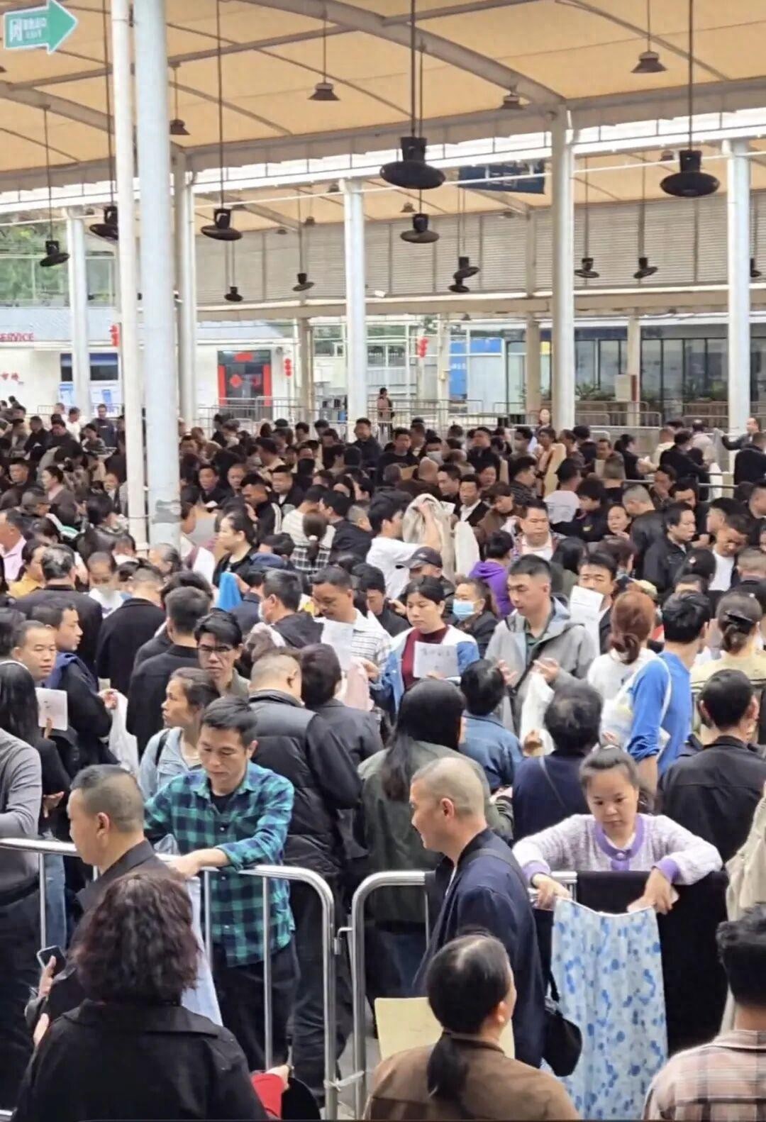 老板疯狂抢人一天500元难招人！这个行业火了(图1)