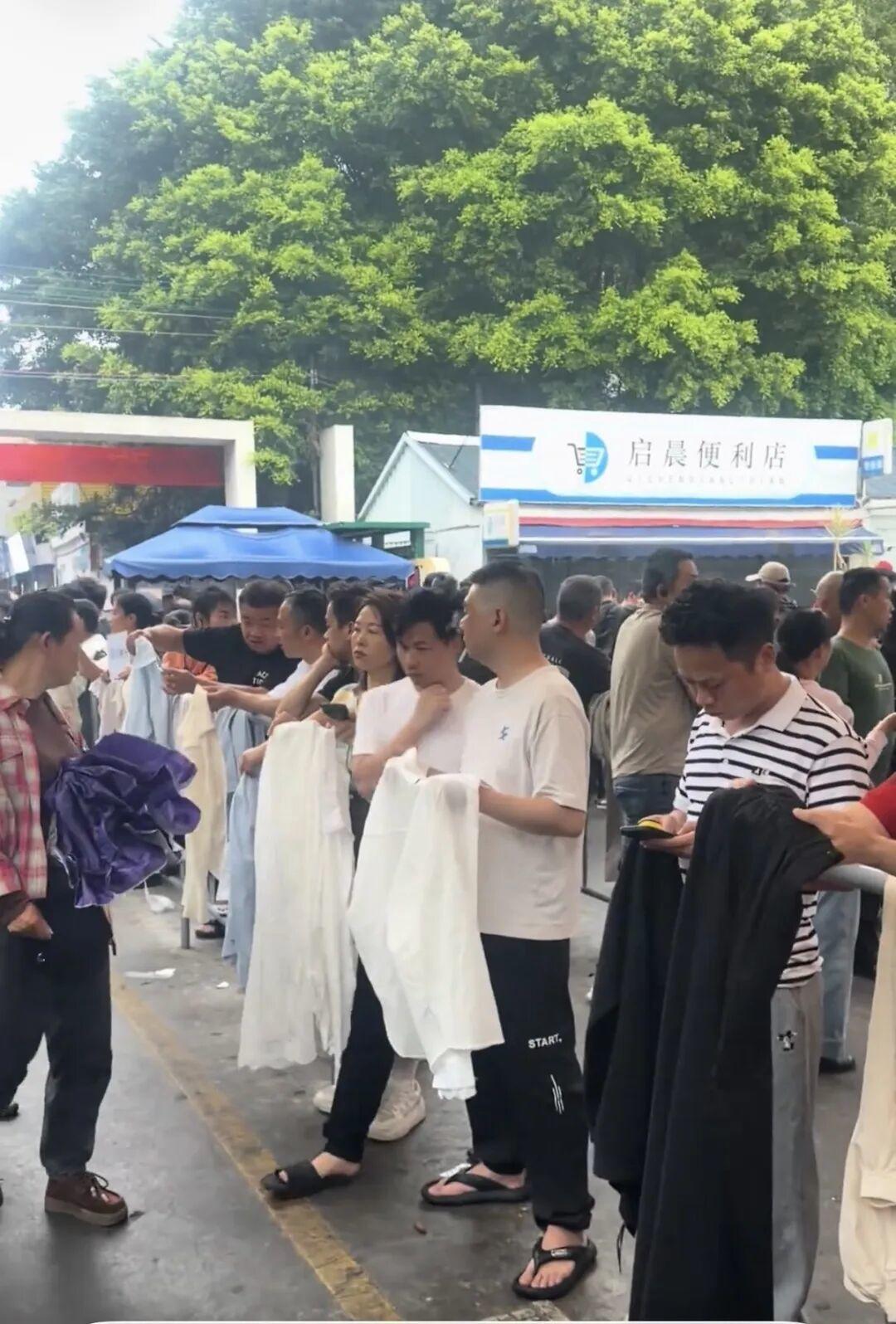 老板疯狂抢人一天500元难招人！这个行业火了(图2)